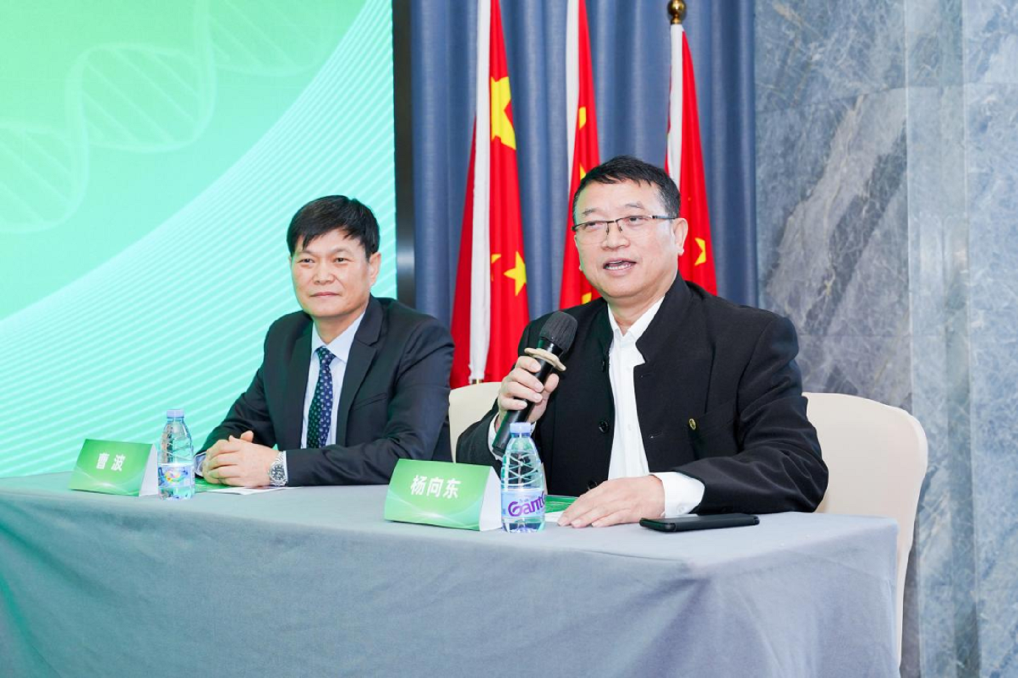 5-楊向東院長(zhǎng)和曹波主任主持會(huì)議.png