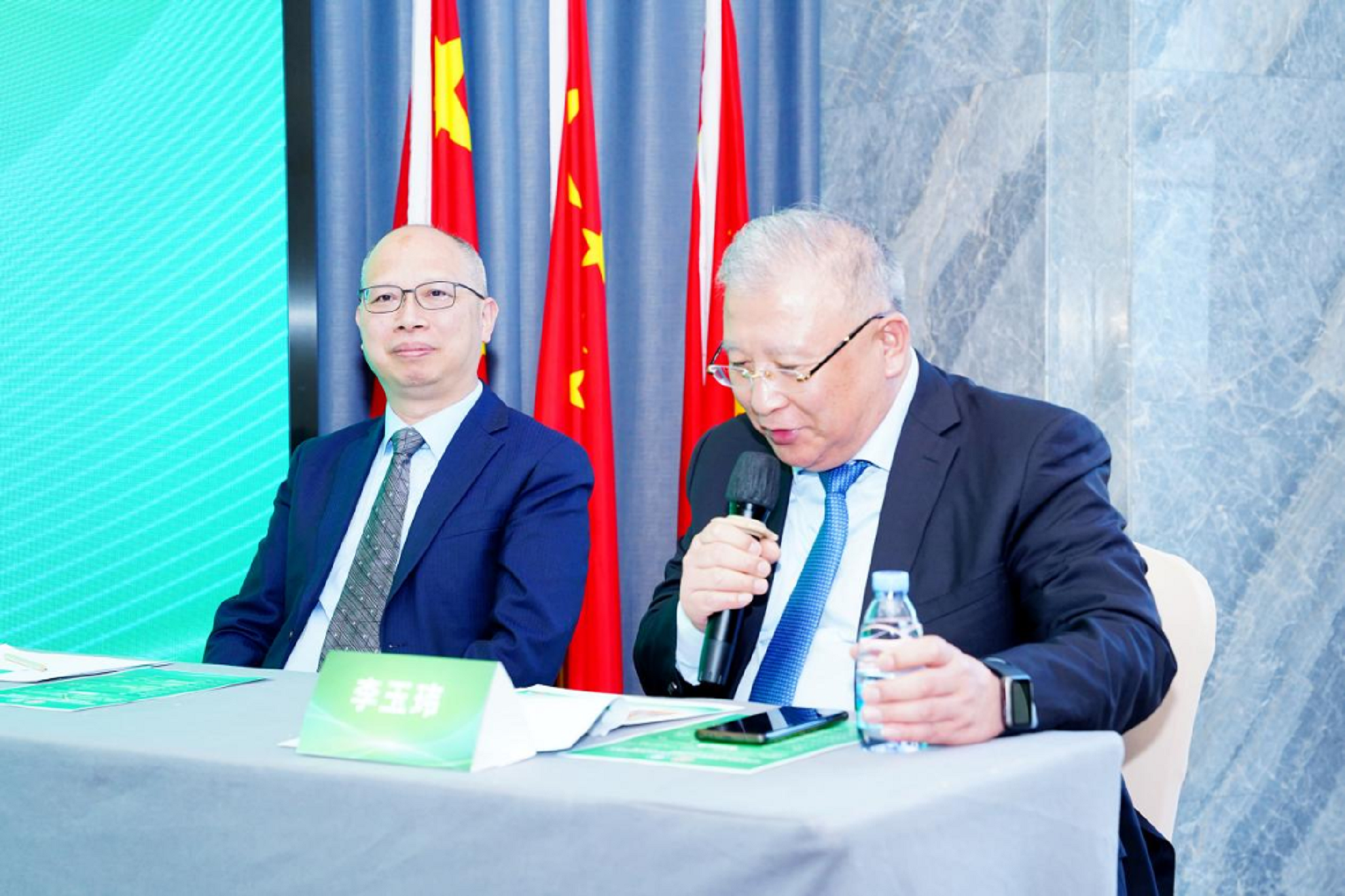 8-李玉瑋主任和湯獻(xiàn)忠主任主持會(huì)議.png