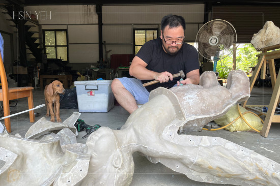 小天使由陶土塑形後翻模而生，鍛鐵藝術家-王柏霖 耐心打磨每一道工序，讓冰冷的金屬綻放溫潤的生命力。