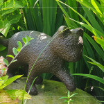 靈巧的貓兒踏上基地開挖的石頭，身影穿梭在花草之間，生動的姿態(tài)散發(fā)自在的氣息，映照出萬物共享大地的和諧景象。