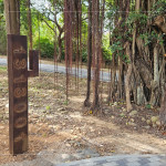 《1313001/所在》由兩位藝術(shù)家-許芝綺、張婷雅攜手創(chuàng)作，以「寫生」為起點(diǎn)、金屬為筆，感受大自然與土地，將每一次的觀察與體驗(yàn)，化為細(xì)膩的記錄。