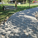 步道更新成高壓透水磚，透過(guò)美學(xué)及無(wú)障礙環(huán)境設(shè)置，解決公園高低差現(xiàn)象及舖面材料不連續(xù)的問(wèn)題，同時(shí)利用透水磚設(shè)計(jì)，有效解決積水、防滑問(wèn)題，不僅美觀、環(huán)保且易於維護(hù)與修復(fù)。