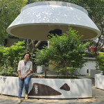 外觀獨(dú)特的蘑菇亭，由藝術(shù)家-張婷雅 創(chuàng)作金屬鐵件雷切藝術(shù)裝飾，從大自然的種子、葉子及植物汲取靈感，在花圃表面裝飾，彷彿被大自然環(huán)抱。