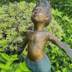 小天使出自 鍛鐵藝術家-王柏霖 之手，臉部五官刻畫入微、神情生動，彷彿正感受迎面而來的清風，將那份細緻而溫柔的喜悅，悄然送入住戶心中。