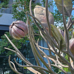 樹上的葉片與果實皆以紅銅片鑄造，經(jīng)過敲擊、塑形後，再一片片焊接於枝條上，展現(xiàn)出栩栩如生的自然風貌。