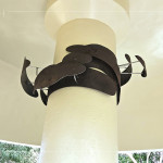 蘑菇亭內(nèi)上方，由藝術(shù)家-張婷雅 創(chuàng)作，以金屬環(huán)繞的藝術(shù)品點(diǎn)綴，靈感來(lái)自年輪、巢穴的形狀，夜裡燈光落下，更為這座涼亭增添一抹優(yōu)雅與靜美。