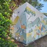 彩繪在貨櫃屋的圖案，連結(jié)臺灣在地物種穿山甲、山椒魚、藍鵲等，以及象徵守護沙鹿的梅花鹿，色彩與自然相互呼應(yīng)，為空間注入生命的氣息。