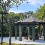 明秀公園中央的八角亭，風(fēng)格配合亭裡的石頭座椅，選用西班牙進口祖母綠磁磚，藉由加重柱子的顏色，讓整體看起來更穩(wěn)重。
