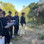 新業(yè)建設簡福榮總經(jīng)理(圖左一）、楊家凱建築師(圖左二)與新業(yè)職人團隊、景觀設計團隊，前往彰化田尾，嚴選在地樹種，圈起土地與建築間的情感。