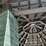 八角亭內(nèi)上方曾因歲月而斑駁，如今重新梳理歲月痕跡後，舊有的氣息也悄然浮現(xiàn)。